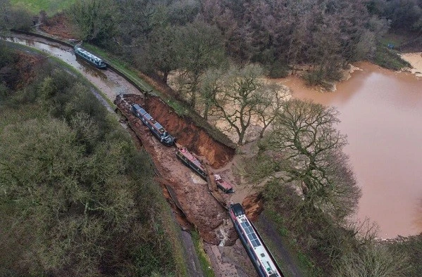 Hiện trường vụ sạt lở kênh xảy ra ở khu vực Chemistry thuộc thị trấn Whitchurch, hạt Shropshire, Anh, ngày 22/12/2025.