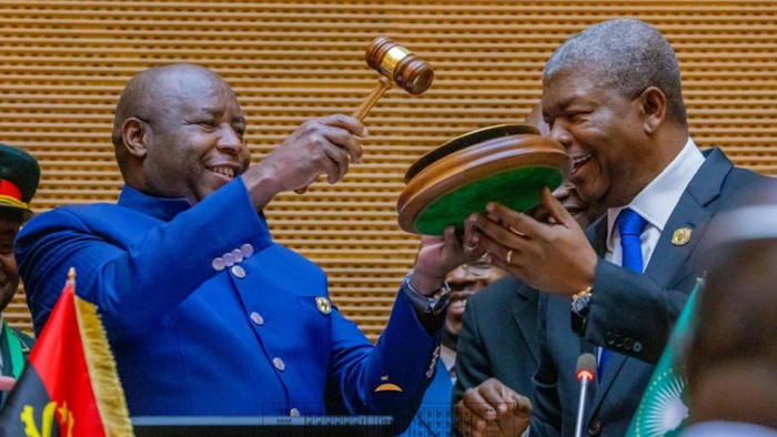 Tổng thống Cộng hòa Burundi, Evariste Ndayishimiye, (trái) được bầu làm chủ tịch AU, ngày 14/2/2026.