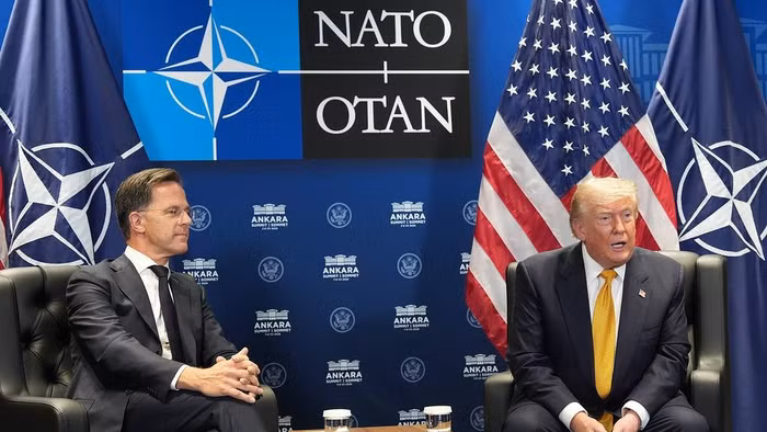 Tổng thống Mỹ Donald Trump (phải) và Tổng Thư ký NATO Mark Rutte.