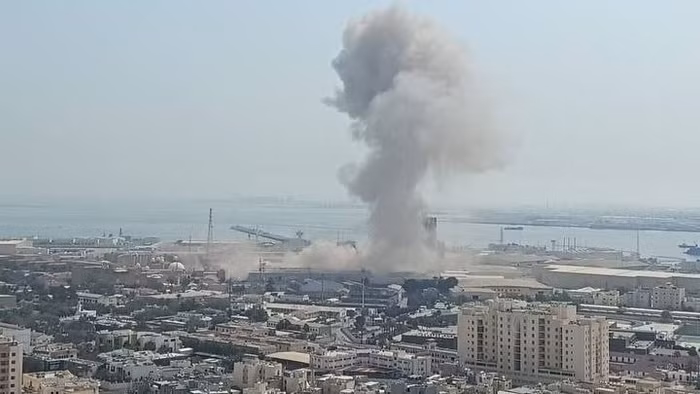 Khói bốc cao sau một cuộc tấn công của Iran nhằm vào căn cứ Mỹ ở Bahrain.