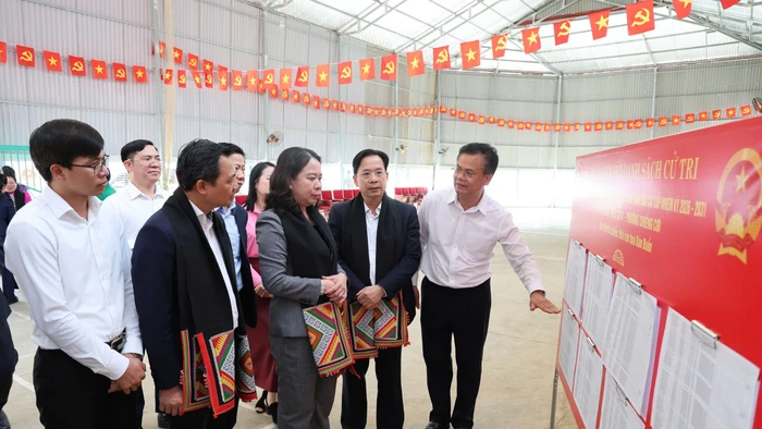 Phó Chủ tịch nước Võ Thị Ánh Xuân kiểm tra công tác chuẩn bị bầu cử tại bản Buổn, phường Chiềng Cơi.