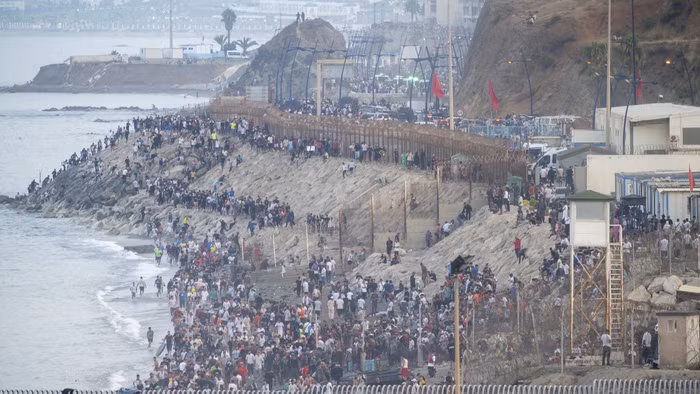Hàng nghìn người di cư vượt biên từ Morocco vào vùng lãnh thổ Ceuta thuộc Tây Ban Nha, ngày 31/7/2026.
