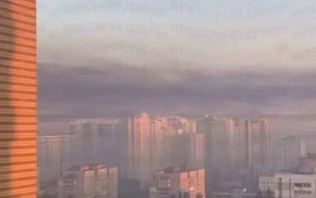 Đường phố ở thủ đô Kiev chìm trong khói mù dày đặc sau cuộc tấn công tên lửa của Nga vào đêm 31/7/2026.