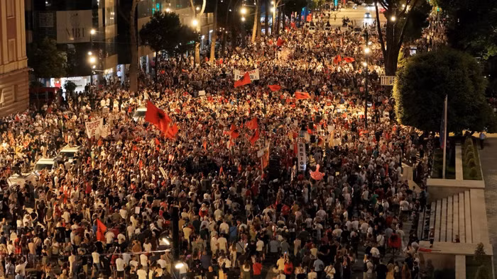 Quang cảnh cuộc biểu tình ở Tirana, Albania, ngày 27/6/2026.