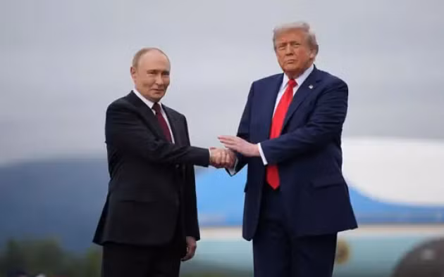 Tổng thống Nga Vladimir Putin (trái) và Tổng thống Mỹ Donald Trump.