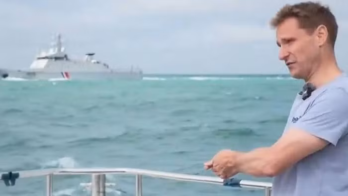 Bộ trưởng Nội vụ đối lập Chris Philp đang kể lại sự vụ bị tàu chiến Pháp bắn 17 phát đạn về phía mình, ngày 28/7/2026.