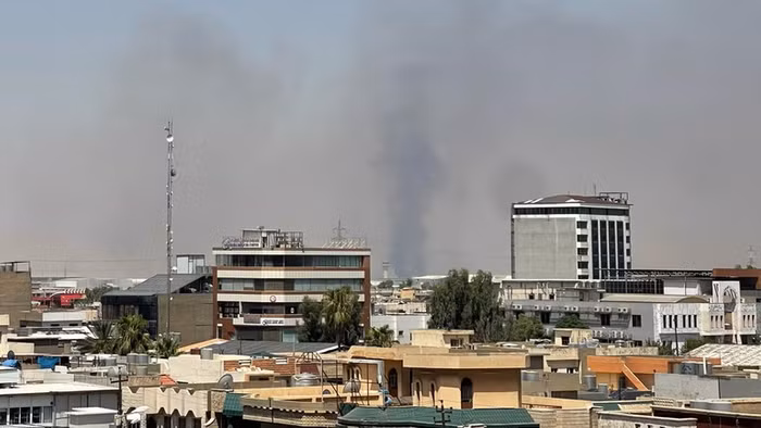 Khói đen bốc lên sau các vụ nổ gần căn cứ quân sự Mỹ ở Erbil, Iraq, ngày 24/7/2026.