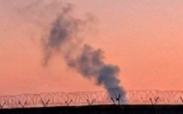 Khói đen bốc cao sau cuộc tấn công của Iran vào trụ sở Hạm đội 5 của Hải quân Mỹ tại Bahrain, ngày 6/6/2026.