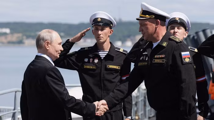 Tổng thống Nga Vladimir Putin gặp gỡ các thủy thủ trên tàu tuần dương tên lửa Varyag của Hạm đội Thái Bình Dương, ngày 12/8/2026.