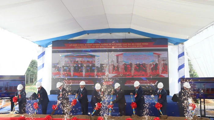 Các đại biểu khởi công Dự án nhà máy nước Chiềng Dong.