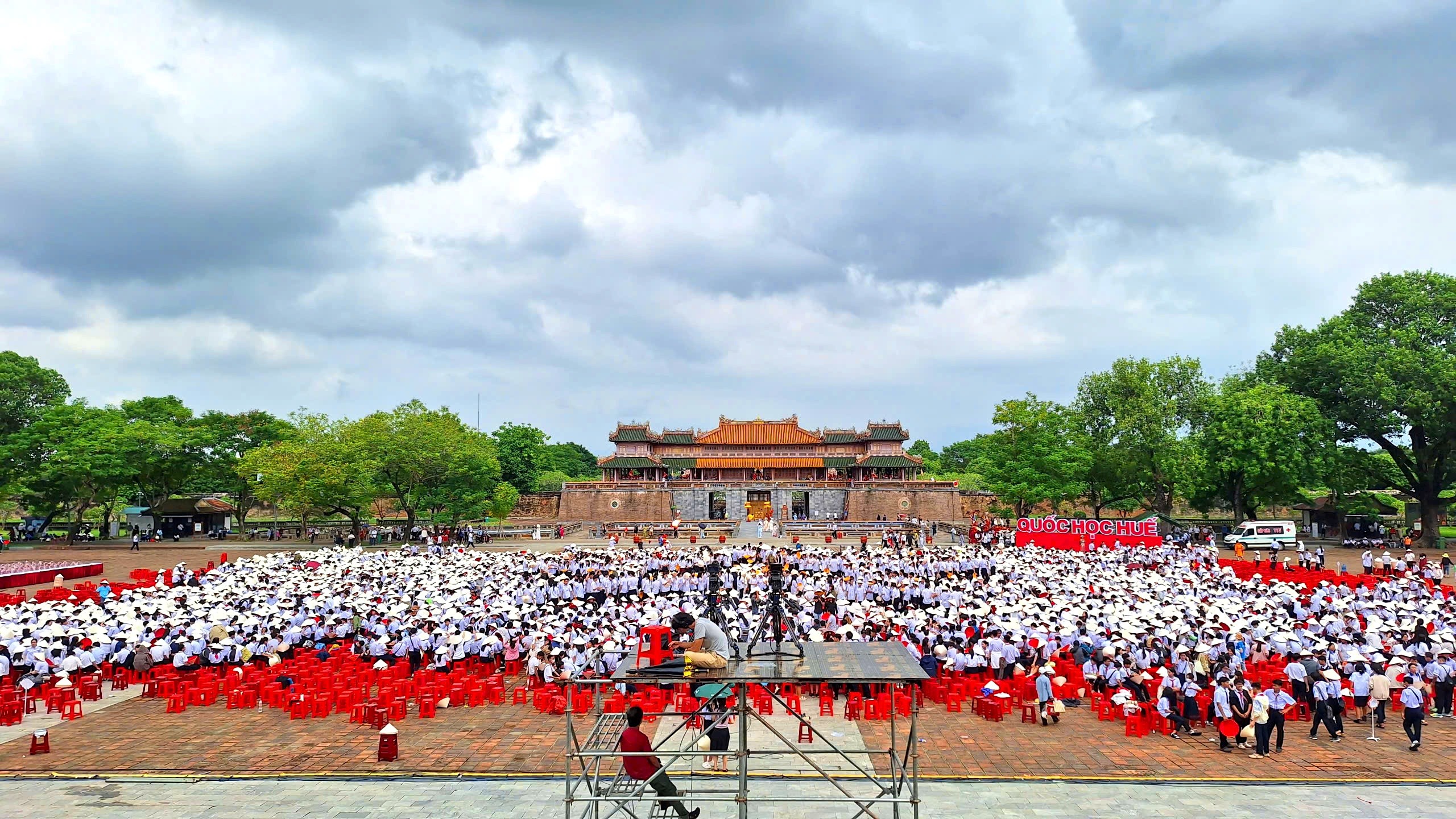 Hàng ngàn học sinh tỉnh Thừa Thiên Huế ráo riết chuẩn bị cho các tiết mục đồng diễn cổ vũ trận chung kết Đường lên đỉnh Olympia sáng 13/10. (Ảnh: Đại Dương)