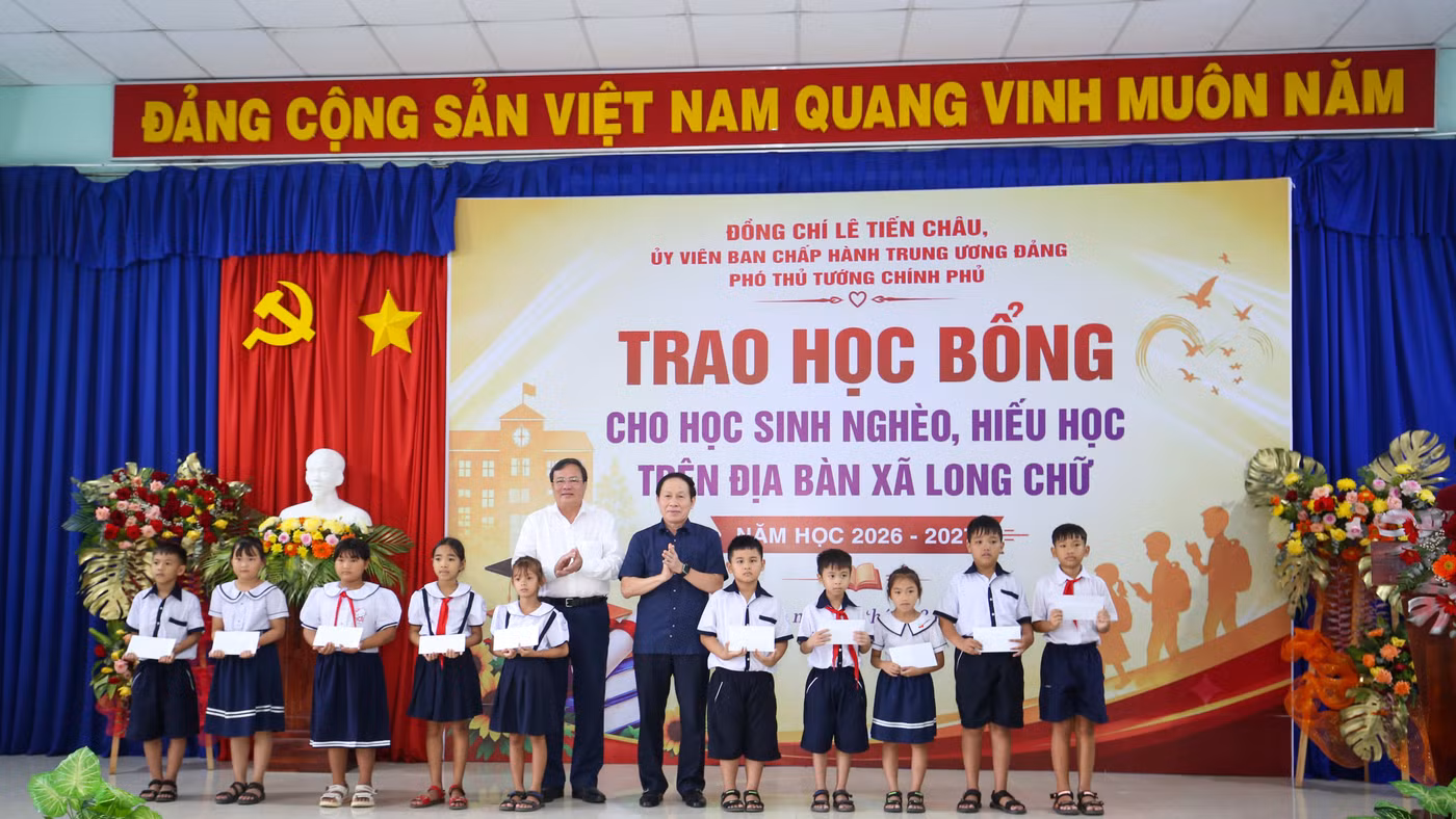 Phó Thủ tướng Lê Tiến Châu trao 130 học bổng tại Tây Ninh