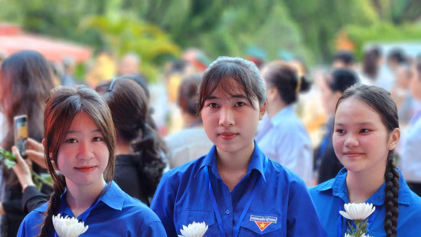 Sinh viên Trường Đại học Giao thông Vận tải TPHCM trong màu áo xanh tình nguyện, tay cầm những đóa cúc trắng, thành kính chờ đợi giờ phút tiễn đưa các Anh hùng liệt sĩ về nơi an nghỉ cuối cùng.