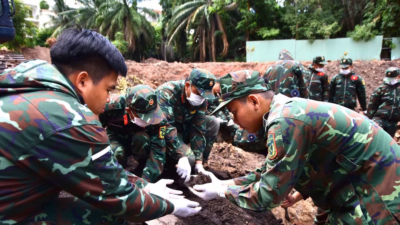 Lực lượng quy tập hài cốt liệt sĩ tại Công viên Lê Thị Riêng. 