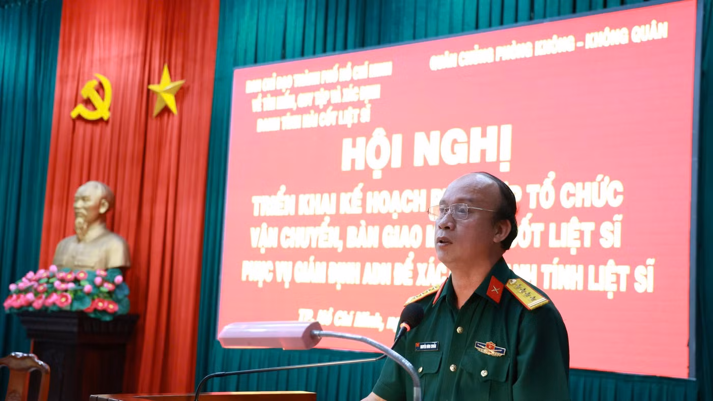 Đại tá Nguyễn Đình Chuẩn, Phó Chính ủy Bộ Tư lệnh TPHCM, phát biểu tại hội nghị. 