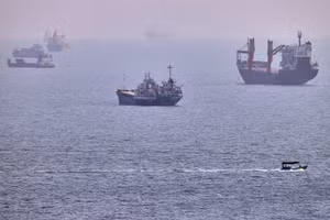 Tàu thuyền hoạt động ở eo biển Hormuz.