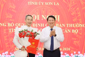 Ông Lò Minh Hùng, Phó Bí thư Thường trực Tỉnh ủy Sơn La (người bên phải) trao Quyết định và tặng hoa chúc mừng ông Huỳnh Minh Tuấn.