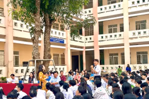Học sinh và chuyên gia trao đổi trực tiếp với nhau về các nội dung về hướng nghiệp - tuyển sinh tại sự kiện. (Ảnh: Q.A)