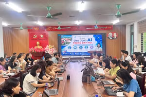 Các giáo viên Trường THPT Chiềng Sinh tại buổi tập huấn AI.