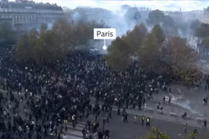 Biểu tình biến thành bạo loạn ở thủ đô Paris, Pháp, ngày 18/10/2026.