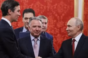 Tổng thống Nga Putin gặp các đặc phái viên của Tổng thống Mỹ, Steve Witkoff và Jared Kushner, tại Điện Kremlin, ngày 5/9/2026.