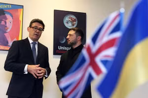 Thủ tướng Anh Andy Burnham (trái) và Tổng thống Ukraine Vladimir Zelensky.