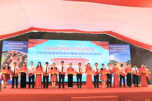 Các đại biểu cắt băng khánh thành công trình trường học xã Yên Sơn.