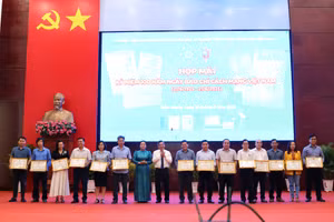 Lãnh đạo tỉnh Hậu Giang trao giấy khen cho các tập thể, cá nhân có thành tích trong công tác tuyên truyền của tỉnh. Ảnh: Trung Phạm.