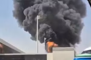 Khói đen bốc cao sau cuộc tấn công của Houthi nhằm vào sân bay quốc tế King Khalid ở Riyadh, Saudi Arabia, ngày 10/10/2026.