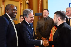 Ngoại trưởng Mỹ Antony Blinken (giữa), Tổng thống Ukraine Vladimir Zelensky (phải) và Ngoại trưởng Anh David Lammy (trái) họp bàn tại Kiev, Ukraine, ngày 11/9/2024.