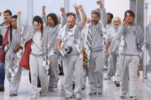 Các nhà hoạt động của Đoàn tàu Sumud toàn cầu, mặc đồng phục tù nhân Israel, khi họ đến Rome, Ý. 