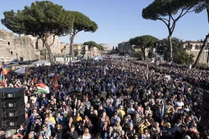 Hàng ngàn người biểu tình đã xuống đường ở Rome phản đối việc tái vũ trang của EU, ngày 5/4/2025.