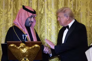 Tổng thống Mỹ Donald Trump (phải) và Thái tử Saudi Arabia Mohammed bin Salman.