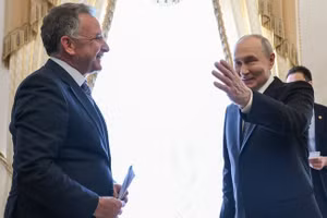 Tổng thống Nga Vladimir Putin (phải) chào đón đặc phái viên Steve Witkoff tại Cung điện Constantine, ngoại ô St. Petersburg, ngày 21/10/2026.