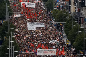 Người biểu tình tuần hành dọc Gran Via ở Madrid, Tây Ban Nha, ngày 3/10/2026. 