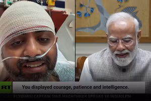 Thủ tướng Ấn Độ Narendra Modi (phải) và cơ trưởng chuyến bay FZ1073 của hãng hàng không FlyDubai.