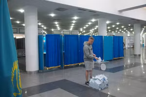 Cử tri đi bỏ phiếu tại một điểm bỏ phiếu ở thành phố Almaty, Kazakhstan, ngày 23/8.