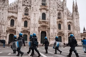 Người biểu tình đụng độ với cảnh sát tại Piazza del Duomo ở Milan, Ý, ngày 18/10/2026.