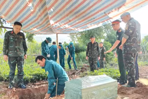 Tiến hành khai quật và cất bốc hài cốt liệt sĩ.