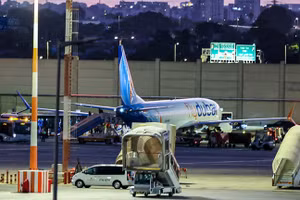 Một máy bay thay thế chở hành khách từ chuyến bay FZ1073 hạ cánh xuống sân bay Ben Gurion ở Tel Aviv, ngày 30/9/2026. 