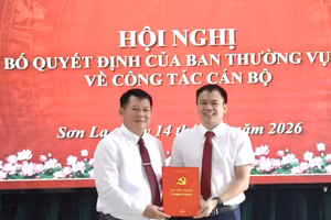 Ông Lò Minh Hùng, Phó Bí thư Tỉnh ủy Sơn La (người bên trái) trao Quyết định bổ nhiệm cho ông Nguyễn Chí Chung.