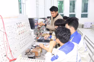 Sinh viên ngành Điện công nghiệp đang thực hành trên mô hình.