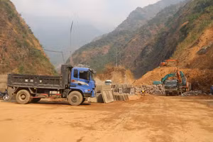 Ban Quản lý bảo trì đường bộ tỉnh Sơn La đang sửa chữa đường Quốc lộ 279.