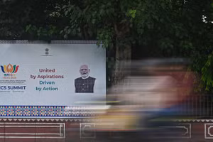 Một bảng quảng cáo có hình Thủ tướng Ấn Độ Narendra Modi tại New Delhi, trước thềm Hội nghị thượng đỉnh BRICS lần thứ 18.