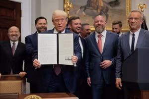 Tổng thống Mỹ Doanld Trump ký sắc lệnh hành pháp công bố biểu thuế quan toàn cầu được điều chỉnh, gia hạn thời hạn chót tự áp dụng thêm một tuần nữa, ngày 31/7/2025.