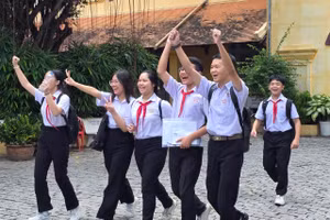 Học sinh vui mừng sau khi hoàn thành xong bài thi. (Ảnh: Minh Hoàng)