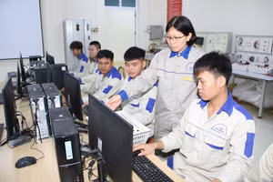 Giảng viên Trường Cao đẳng Kỹ thuật Công nghệ Sơn La đang hướng dẫn sinh viên trên máy tính.