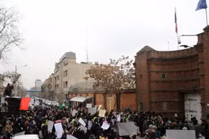 Người dân Iran tại một cuộc biểu tình bên ngoài Đại sứ quán Pháp ở thủ đô Tehran.