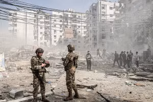 Những người lính Lebanon tại địa điểm xảy ra cuộc không kích của Israel ở phía nam Beirut, ngày 28/3/2025.