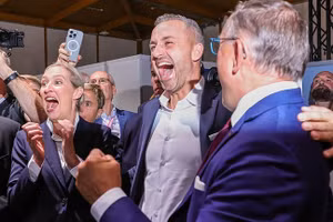 Các chính trị gia nổi bật của đảng AfD từ trái qua: Alice Weidel, Ulrich Siegmund và Tino Chrupalla ăn mừng kết quả bầu cử ở Magdeburg, Đức, ngày 6/9/2026.